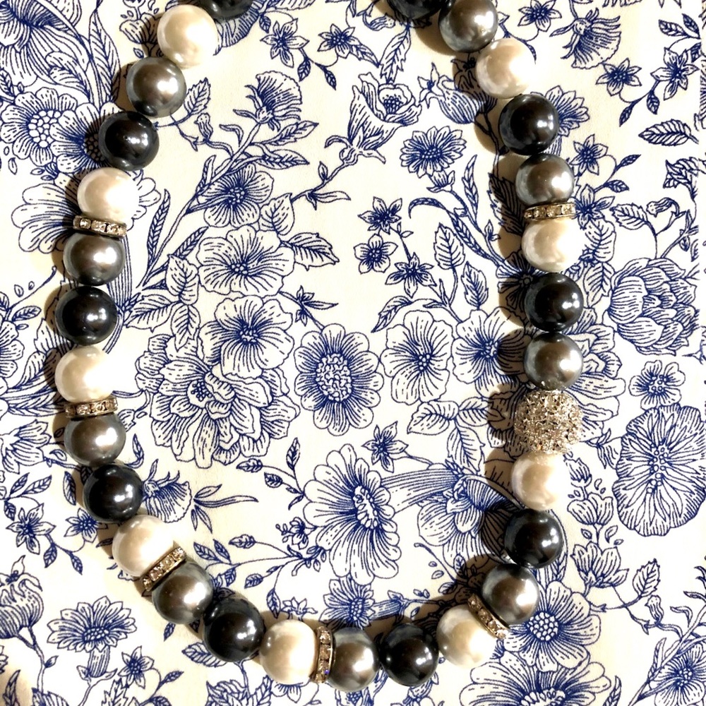 Beautiful shell pearl necklace with a magnetic crystal clap.